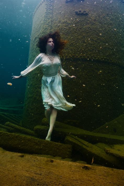 Photographer Sets Record for Deepest Underwater Photo Shoot